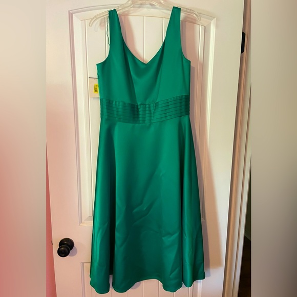 ⭐️NWT⭐️green satin semi-formal dress, size 8 - Picture 2 of 3